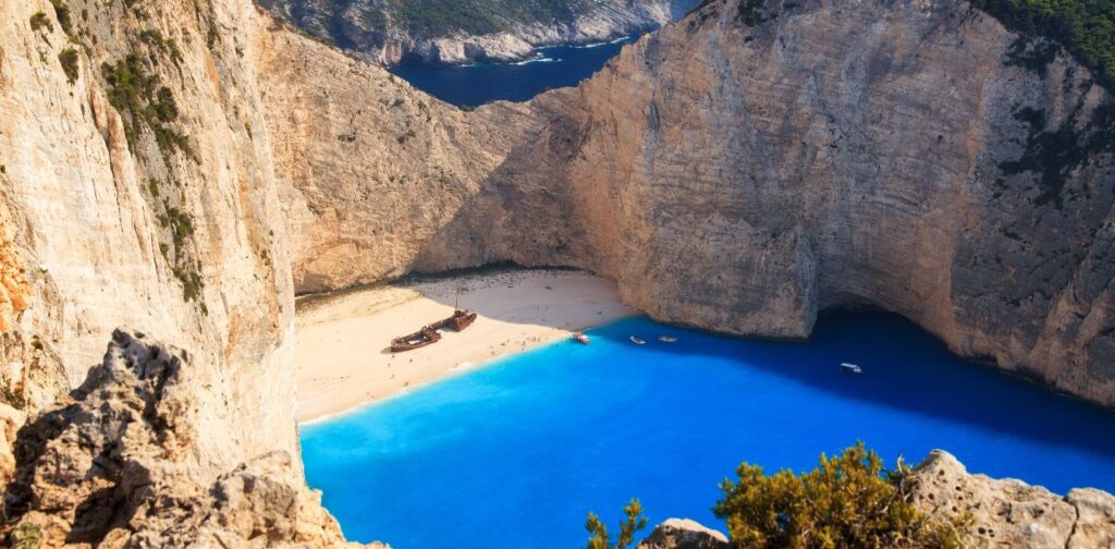 Praias-Paradisíacas-Praia-de-Praia-de-Navagio-Grécia