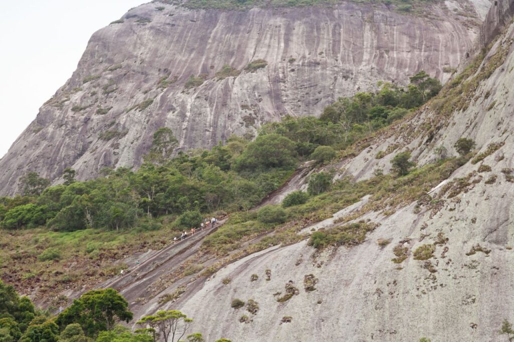 Como visitar as piscinas naturais de Pedra Azul: guia completo para uma viagem incrível