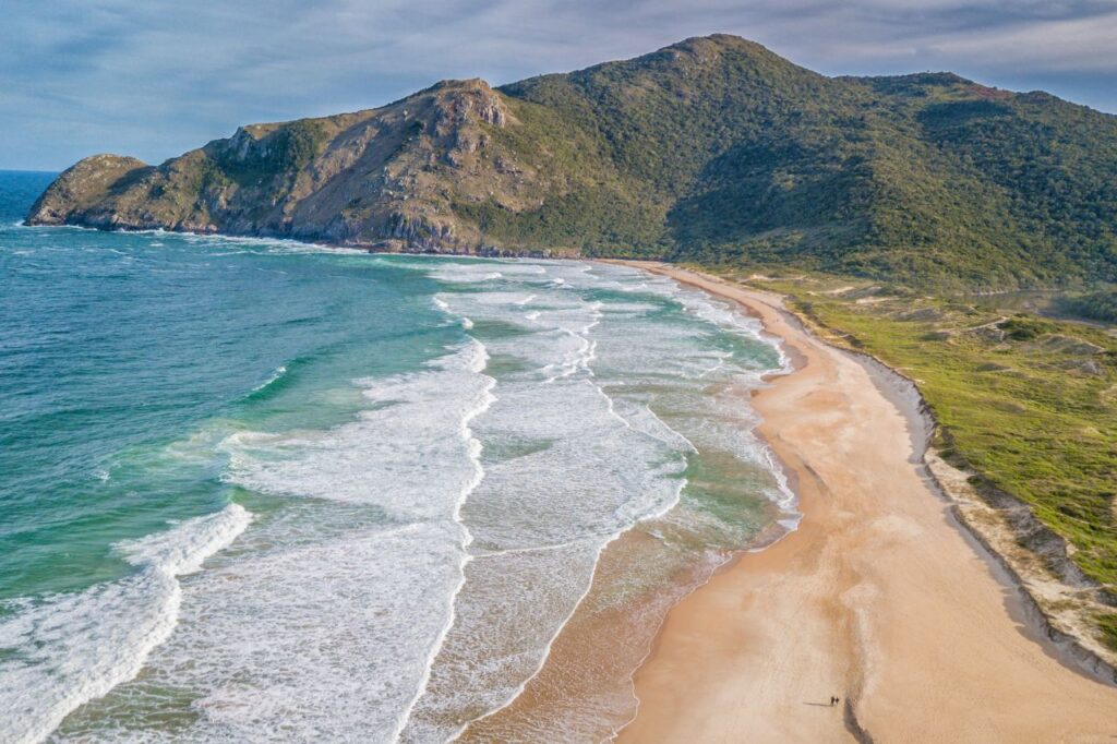 A Praia da Lagoinha do Leste é merecidamente considerada por muitos a praia mais bonita de Florianópolis